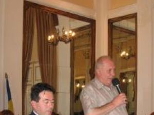 Primarul Ioan Moraru şi Ion Drăguşanul la prezentarea de carte din „Sala Oglinzilor”