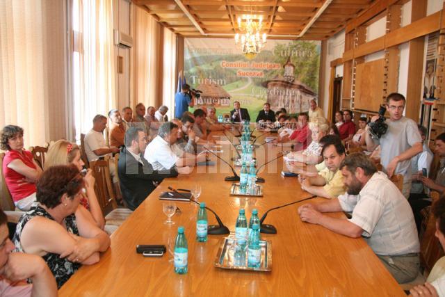 Întâlnirire între fermieri, procesatori şi administraţia judeţeană, organizată de preşedintele Consiliului Judeţean, Gheorghe Flutur, şi de prefectul Sorin Popescu