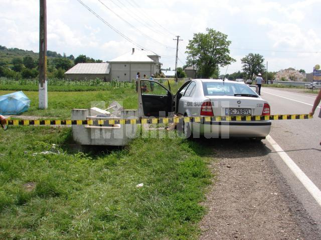 Maşina în care se aflau două familii din Bacău s-a izbit violent într-un podeţ din beton