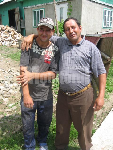 Vasile Lupan, tânărul salvator, alături de tatăl său