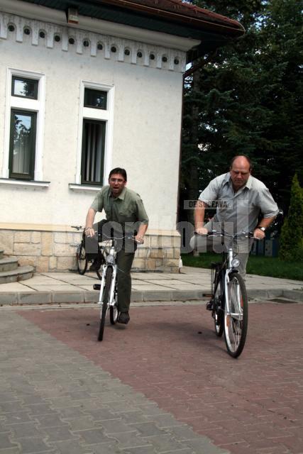 Silvicultorii suceveni au apelat la cel mai ieftin şi cel mai ecologic mijloc de transport – bicicleta