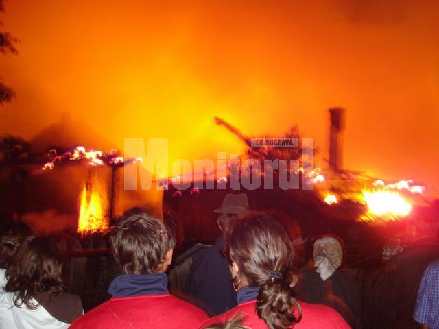 Un trăsnet a lovit o gospodărie şi a provocat un puternic incendiu în comuna Marginea