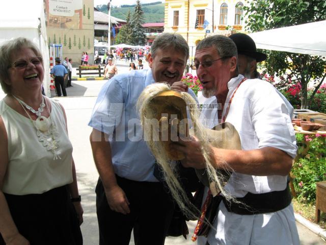 Toader Ignătescu oferindu-i primarului masca altoită cu brandul Barabula