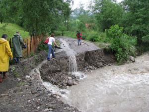 Drumul de acces dinspre masivul Rarău pe Izvorul Alb a fost rupt ieri, în timpul ploilor abundente