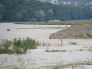Apele Moldovei au distrus digul de deviere a râului pe o distanţă de 100 de metri