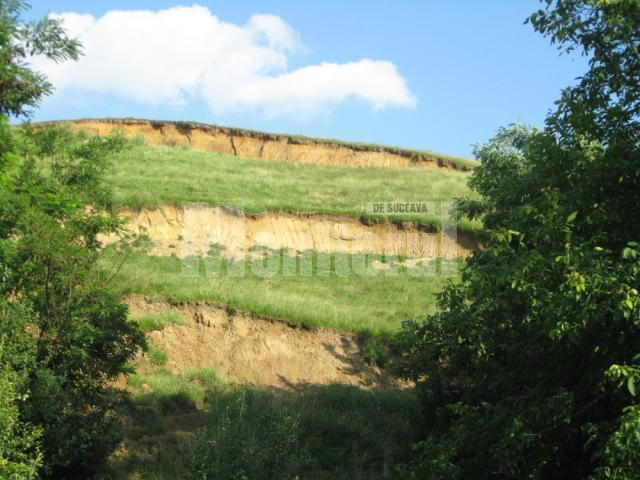 Alunecarile de teren care ii sperie pe oamenii de la baza dealului
