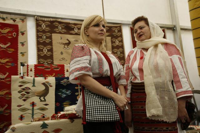Elena Udrea vrea o casă cu pridvor pe care să pună muşcate. Foto: Ministerul Turismului