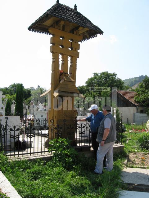 Ion Drăguşanul şi Constantin Emil Ursu citind inscripţia de pe troiţă