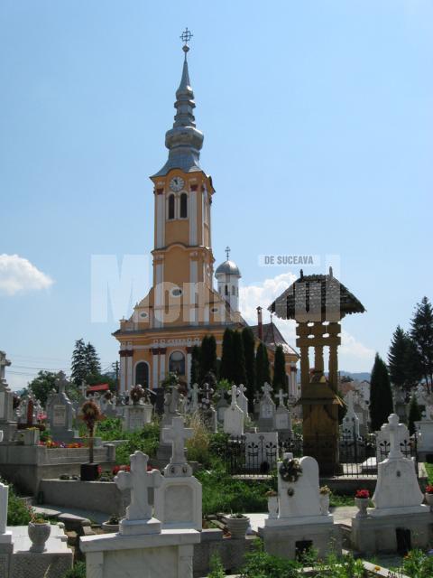 Troiţa de lemn, cel mai înalt monument funerar din Cimitirul Bisericii Sfânta Adormire din Satulung-Săcele