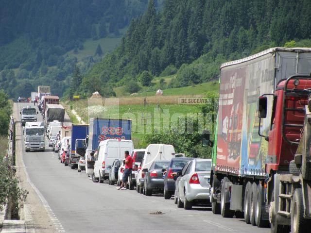 Traficul rutier a fost blocat şi coloana de maşini s-a întins pe trei kilometri