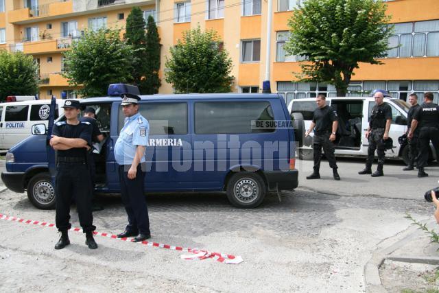 Zeci de jandarmi şi poliţişti i-au păzit geanta avocatei