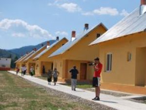 După inundaţiile din 2008: Şase familii sinistrate din Brodina s-au mutat în case noi