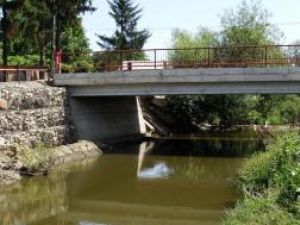 Investiţii: În Fălticeni a fost construit un pod nou peste râul Şomuzul Mare