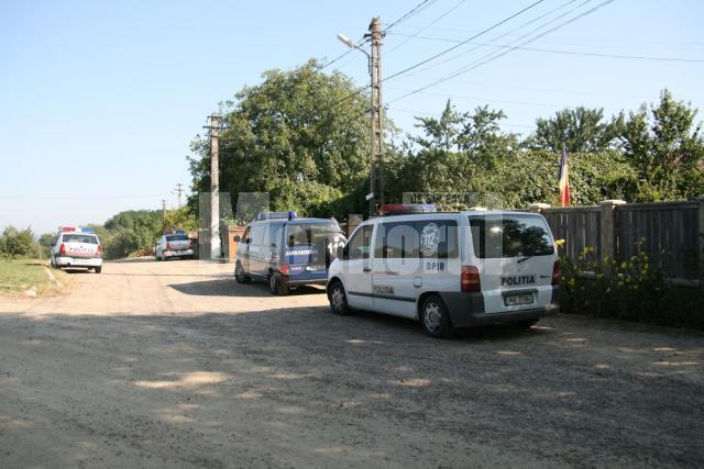 Patru maşini de poliţie şi jandarmerie, în faţa casei „Legionarului”