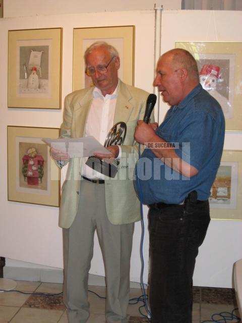 Radu Bercea primind de la Ion Drăgusanul Trofeul Bucovinei si Certificatul de martir al spiritualitătii românesti