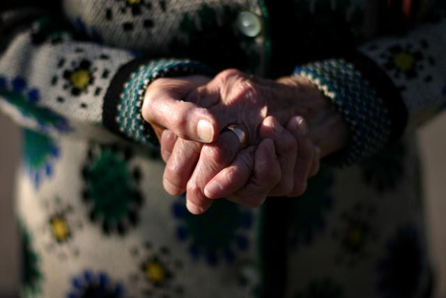 Bunicii Sucevei se roagă să fie primiţi în casa bătrânilor singuri. Foto: MEDIAFAX