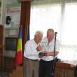 George Ungureanu primind Trofeul Bucovinei de la Ion Drăguşanul