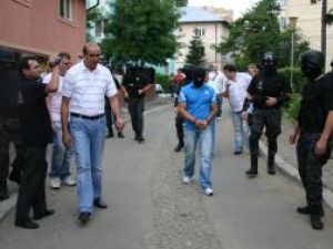 Cu cătuşe la mâini, cu cagulă pe faţă şi înconjurat de o armată de poliţişti, „Legionarul” le-a arătat anchetatorilor cum a fugit de la locul faptei