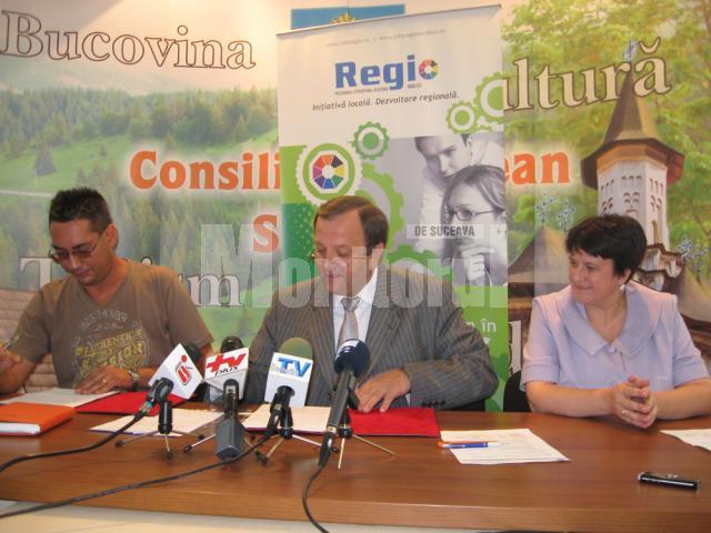 Gheorghe Flutur a semnat, în cursul zilei de ieri, contractul pentru modernizarea drumului judeţean Dolhasca – Gulia – Probota