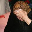 Aglaia Mihoc, la 89 de ani, îşi îngroapă fiul  în lacrimi şi durere