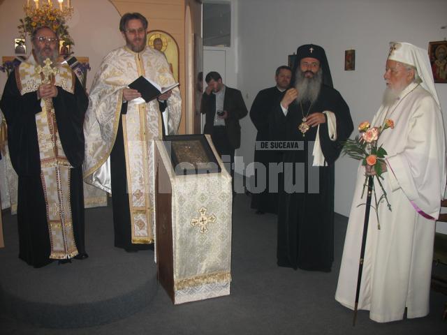 Mitropolitul Serafim (stânga) şi preotul Constantin Mihoc, în prezenţa IPS Teofan şi a regretatului Patriarh Teoctist