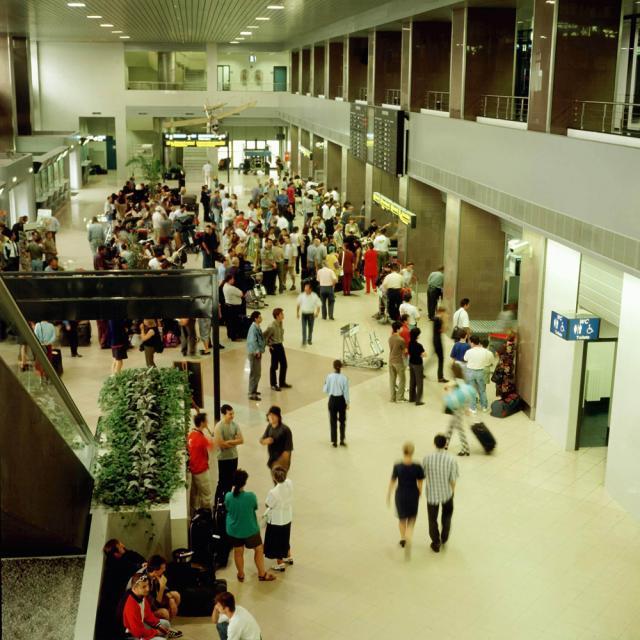 40 de persoane care au cumpărat bilete de la  Tarom pentru zborul Bucureşti – Suceava, lăsate fără avion. Foto: MEDIAFAX