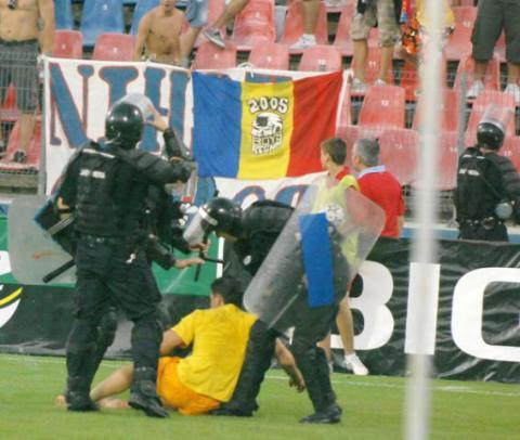 Incidentele provocate de suporteri au dus la sancţionarea clubului Steaua