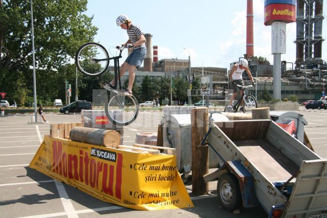 Senzaţii tari: Demonstraţie de ciclism trial, la Shopping City Suceava