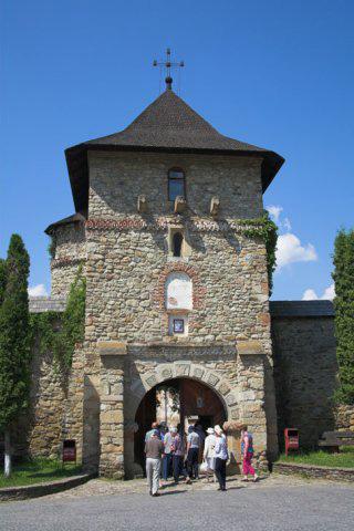 Turişti la intrarea în mănăstirea Moldoviţa. Foto: ALAMY