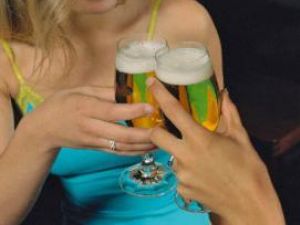 Femeile care beau o cantitate moderată de bere beneficiază de întărirea sistemului osos Foto: ZEFA