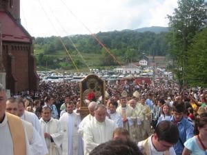 În timpul procesiunii de la Cacica, icoana Maicii Domnului a fost purtată printre credincioşi