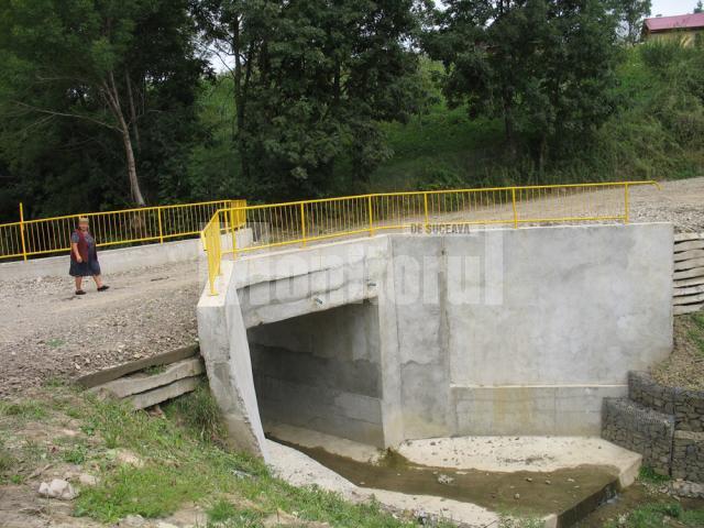 Pod din satul Mihoveni, distrus la inundaţiile de anul trecut, refăcut acum în totalitate