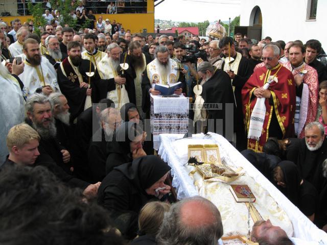 La slujba de înmormântare au participat peste o sută de preoţi, în frunte cu ÎPS Teofan, ÎPS Serafim şi ÎPS Pimen