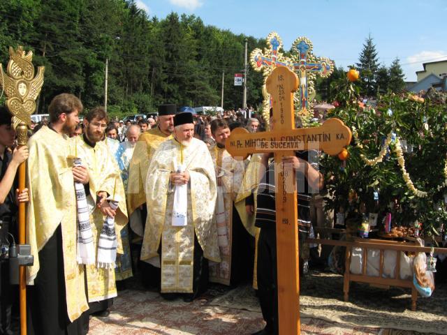 La slujba de înmormântare au participat peste o sută de preoţi, în frunte cu ÎPS Teofan, ÎPS Serafim şi ÎPS Pimen