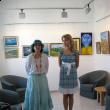 Ana Maria Ovadiuc şi Raluca Schipor prezentând expoziţia