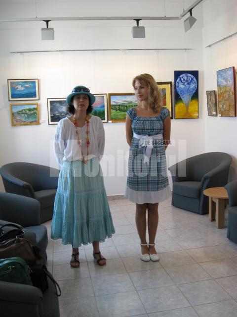Ana Maria Ovadiuc şi Raluca Schipor prezentând expoziţia