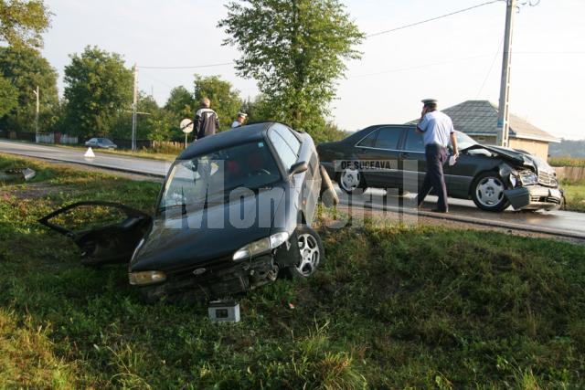 Autoturismul Ford în care se aflau cele trei persoane din Braşov a fost lovit violent de un Mercedes