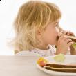 Părinţii ar trebui să elimine sandvişurile cu mezeluri din alimentaţia copiilor lor Foto: FoodCollection