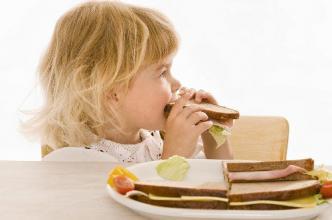 Părinţii ar trebui să elimine sandvişurile cu mezeluri din alimentaţia copiilor lor Foto: FoodCollection