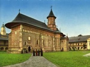 Lecţia de religie: Gropniţa Mănăstirii Neamţ adăposteşte rămăşiţele pământeşti a peste 500 de slujitori ai Bisericii