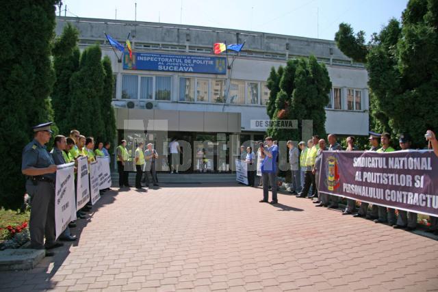 Protest: Fluierături în faţa IPJ Suceava