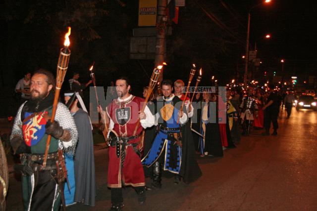 Festivalul medieval: Parada nocturnă cu torţe