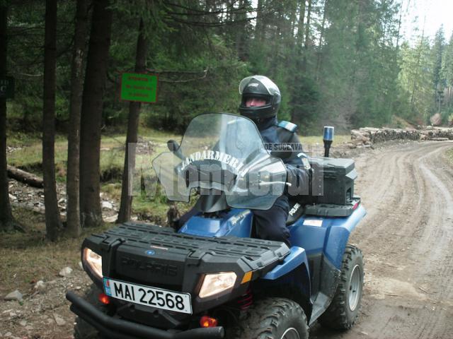 Jandarmii i-au căutat ore întregi prin pădure cu ajutorul unui ATV