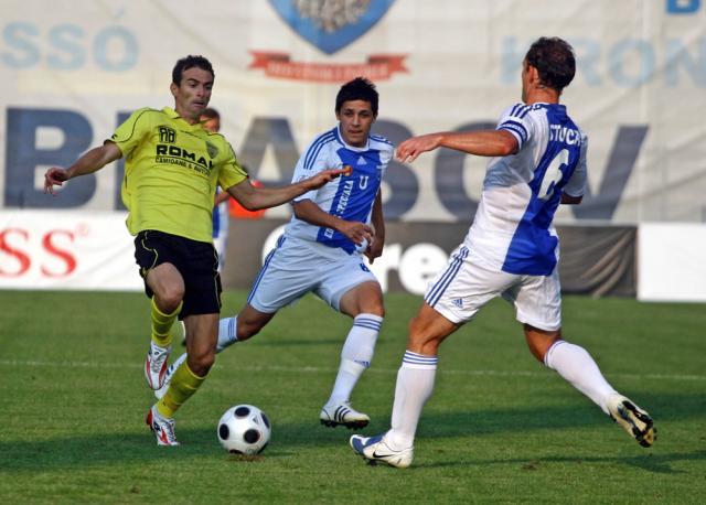 Maldărăşanu, de la FC Brasov, îşi dispută balonul cu doi adversari de la U Craiova Foto: THOMAS CAMPEAN / MEDIAFAX