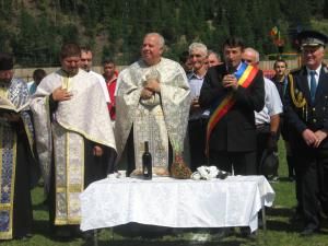 Primarul de Frasin, Marinel Bălan, alături de preotul din Frasin, Gheorghe Ianovici şi de preoţii din Doroteia şi Bucşoaia