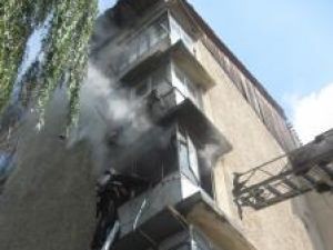 Incendiu izbucnit la garsoniera de la etajul II a creat probleme deosebite pompierilor