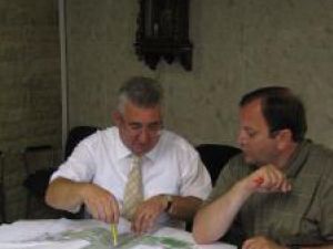 Ion Lungu şi Gheorghe Flutur discutând despre transformarea urbanistica a Sucevei