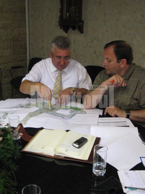 Ion Lungu şi Gheorghe Flutur discutând despre transformarea urbanistica a Sucevei