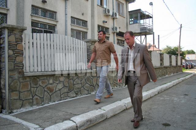 Cristian Tcaciuc (în stânga) şi un apropiat al familiei, în vizită la penitenciar