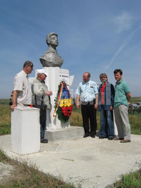 Coroană cu tricolor la monumentul eroului bucovinean Ion Grămadă